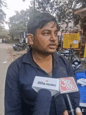 पड़ोसी आनंद कुमार दुबे ने बताया, गांव वालों ने 23 हजार चंदा करके सुनील के पिता को दिए थे। - Dainik Bhaskar