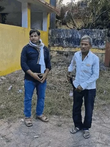 पोस्टमॉर्टम हाउस के बाहर शव का इंतजार करते परिजन। - Dainik Bhaskar