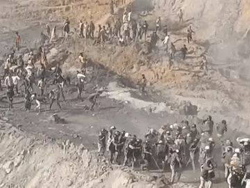 हालात को काबू करने पुलिस को आंसू गैस के गोले छोड़ने पड़े। - Dainik Bhaskar