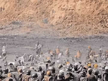 कोल माइंस में ग्रामीणों और पुलिसकर्मियों के बीच झड़प। - Dainik Bhaskar