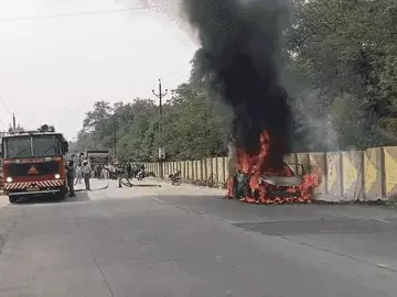 कार पूरी तरह आग के चपेट में आ गई। - Dainik Bhaskar