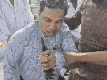जेई ट्रांसफॉर्मर सही करवाने के बाद लौट रहे थे। तभी ग्रामीणों ने उन पर हमला कर दिया। - Dainik Bhaskar