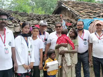 सच्ची इंसानियत की मिसाल: पिछले 8 सालों से हर रविवार भूखों को अन्न और जरूरतमंदों को दे रहे नई उम्मीद