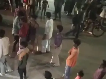 छोटी सी बात पर खूनी संघर्ष: सिगरेट देने से इनकार करने पर दुकानदार पर लाठी-डंडों से हमला, वीडियो वायरल