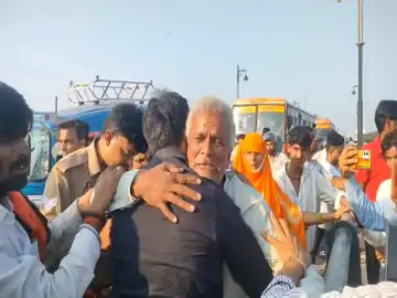 यमुना के पुल से अचानक युवक ने लगाई छलांग: करीब तीन मिनट तक पानी में संघर्ष करता रहा, वीडियो हुआ वायरल
