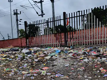 रेलवे ट्रैक किनारे फैली गंदगी बनी जी का जंजाल: मलेरिया-डेंगू के साए में जीने को मजबूर आम नागरिक, प्रशासन मौन