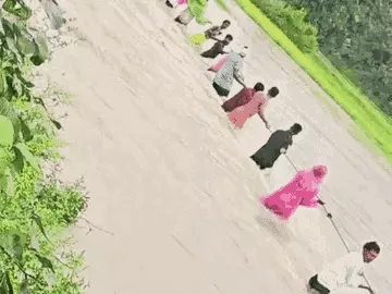 गरियाबंद में बस सवार करीब 50 यात्रियों को पुलिस जवानों और ग्रामीणों ने रस्सी बांधकर यात्रियों को सुरक्षित बाहर निकाला। - Dainik Bhaskar