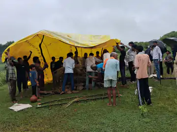 शर्मनाक व्यवस्था! मोक्षधाम न होने पर तिरपाल के नीचे अंतिम संस्कार: दो दिन तक घर में ही रखा रहा कैंसर पीड़ित का शव