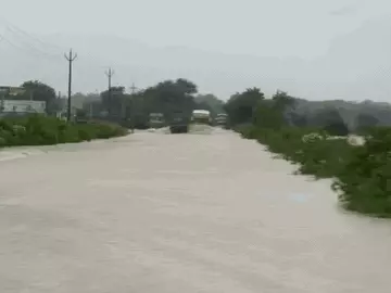 जगदलपुर-बीजापुर नेशनल हाईवे-63 पर केशलूर के पास बारिश का पानी भर गया है। पानी भरने से मार्ग बंद हो गया और आवागमन ठप है। - Dainik Bhaskar
