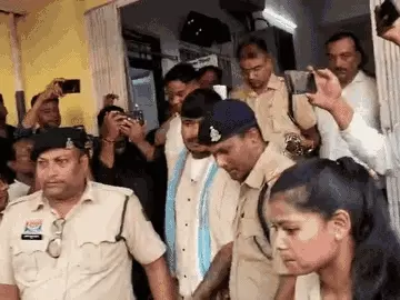 कोर्ट से बाहर निकलते हुए मुख्य आरोपी कुलदीप साहू। - Dainik Bhaskar