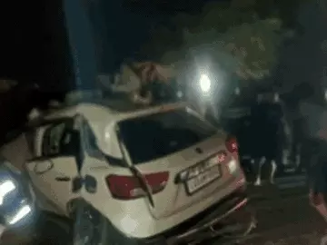 हादसे के बाद मौके पर लोगों की भीड़ लग गई। - Dainik Bhaskar