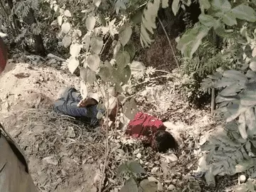 एक दिन पहले बेटे की लाश सड़क किनारे मिली थी। - Dainik Bhaskar