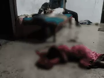 चौथना गांव में घर के अंदर कमला सोनकर और उसके बेटे खुमेन्द्र सोनकर की लाश। - Dainik Bhaskar