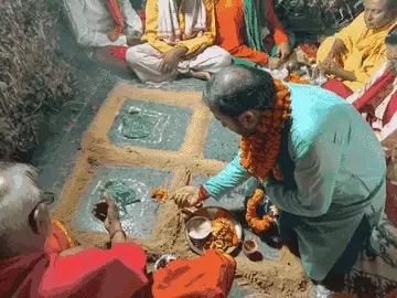 बस्तर राजपरिवार के सदस्य कमलचंद्र भंजदेव ने आधी रात मां खमेश्वरी की पूजा-अर्चना की। - Dainik Bhaskar