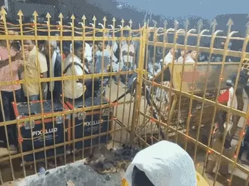 परंपरा के अनुसार मटकी फोड़ी गई। - Dainik Bhaskar