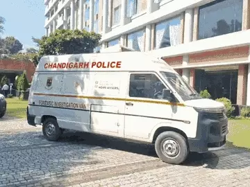 होटल में जांच करने पहुंची चंडीगढ़ पुलिस। - Dainik Bhaskar