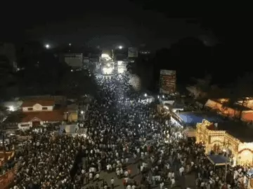 विजय रथ की परिक्रमा देखने के लिए हजारों लोग जुटे थे। - Dainik Bhaskar