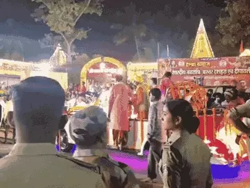 परंपरा में राजा को हाथी-घोड़ों और राजसी ठाठ के साथ कुम्हड़ाकोट बुलाया जाता है। - Dainik Bhaskar