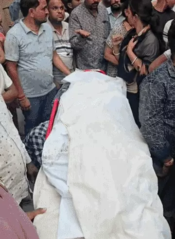 બાળકના મૃતદેહને પીએમ માટે ન લઈ જવા દેવા માટે બાળકના મામા સ્ટ્રેચર પકડીને બેસી રહ્યા હતા. - Divya Bhaskar