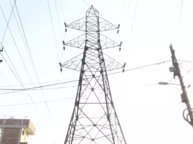 MP में 90 डिग्री पुल के बाद नया अजूबा, हाईटेंशन टावर के नीचे से निकली सड़क