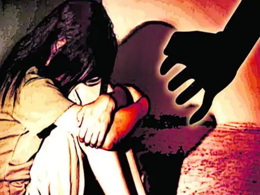 नाबालिग से 5 लोगों ने किया गैंगरेप खेत से सोती हुई किशोरी को उठा सुनसान जगह ले गए, पशुओं के चारे में भी लगाई आग