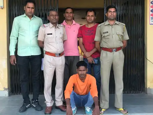 आरोपी से 2 फोन बरामद, फोन में मिली ब्लैकमेलिंग की चैट, आरोपी 1 साल से लोगों को फंसा रहा है सेक्सटॉर्शन के जाल में