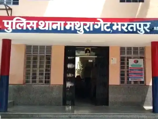 प्रताड़ित बच्चे का परिवार भरतपुर से हुआ गायब घर पर RAC तैनात की, जज के साथी दो क्लर्क और निलंबित, HC की विजिलेंस टीम पहुंची