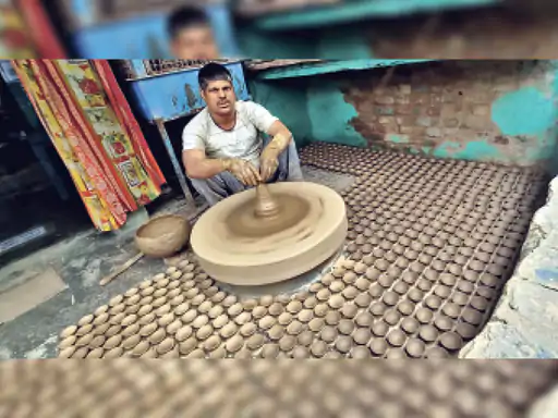 दीपावली को रोशन करने की तैयारी चाक की रफ्तार से दीपावली पर चमकने लगा कुम्भकारों की कमाई की उम्मीदों का दीपक