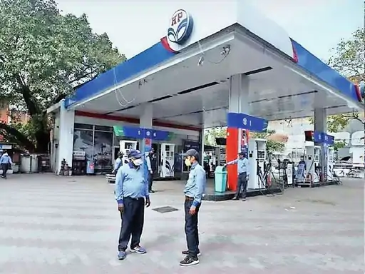 तेल की सेल का बिगड़ा गणित उत्तर प्रदेश में पेट्रोल 15 रुपये सस्ता, अब टू व्हीलर वाले भी जा रहे यूपी