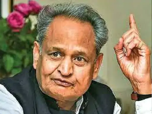 वैर के ललिता मूडिया में कल आएंगे सीएम पहले सुनी नहीं, अब घर-घर जाकर समस्याएं पूछ रहे कर्मी