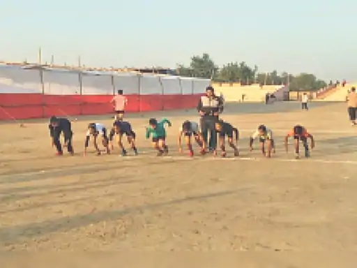 65वीं जिला स्तरीय अंडर-14 एथलेटिक्स प्रतियोगिता ऊंची कूद में अंजली और लंबी कूद में आरती चैंपियन