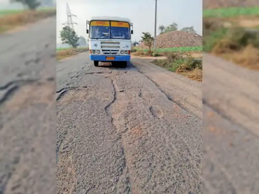 खस्ताहाल सड़कों का खामियाजा उठा रही रोडवेज रोडवेज बसों और 5 हजार यात्रियों को जख्म दे रहे भरतपुर-अलवर मार्ग के गहरे गड्‌ढे