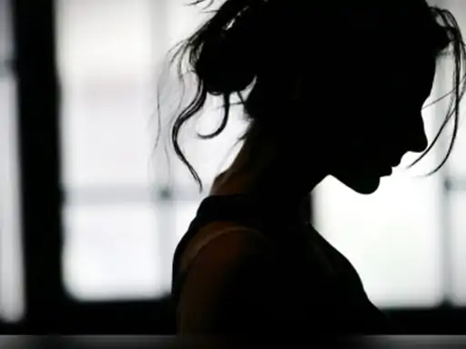 घर में घुस पड़ोसी ने किया महिला से रेप परिजनों के आने पर धक्का देकर भागा आरोपी, जान से मारने की धमकी दी