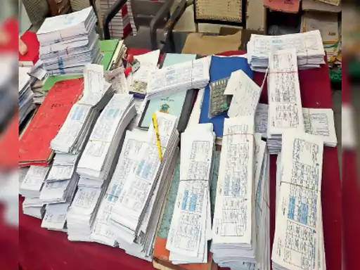 विभाग की लापरवाही पीएचईडी एईएन कार्यालय में बिलाें का ढेर, समय पर टेंडर नहीं हाेने से नहीं बांटे, अंतिम तिथि निकली