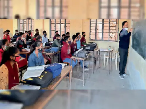 ओमिक्रॉन को हराना है अब मास्क में नजर आए स्कूली बच्चे, एक प्राइवेट स्कूल को कारण बताओ नोटिस