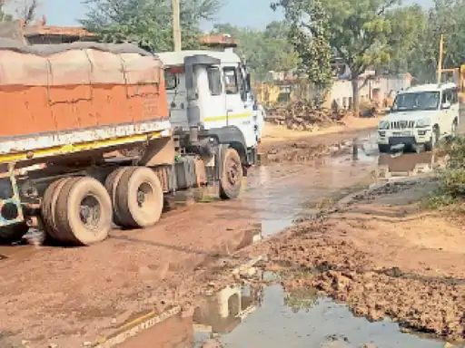 क्षतिग्रस्त सड़कों पर चलने की कीमत चुका रहे है हम, पेचवर्क के नाम पर केवल मात्र खातापूर्ति
