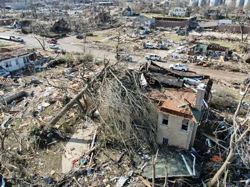 अमेरिका के 6 राज्यों में 30 तूफानों ने ली 100 की जान, मलबे में बदले शहर; बचाव दल की अपील- मदद करें