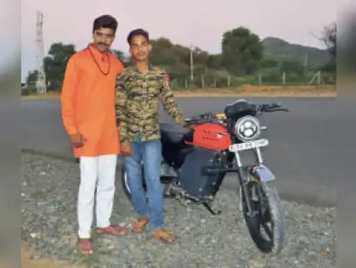 गांव के विद्यार्थी ने 5 हजार की कबाड़ बाइक को इलेक्ट्रिक बना दिया, आधा यूनिट बिजली से हाेती 60 वॉल्ट बैटरी फुल चार्ज