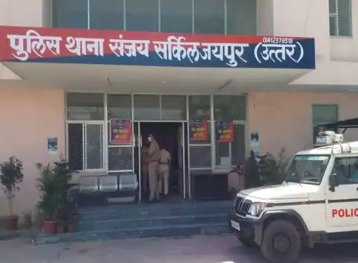 जयपुर में चांदपोल अनाज मंडी में कारोबारी के दो कर्मचारियों की आंखों में मिर्च पाउडर फेंका और तीन बदमाशों ने 28 लाख रुपए लूटे