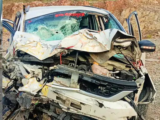 बाइक को बचाने की कोशिश में रॉन्ग साइड में गई कार, ट्रेलर ने मारी टक्कर