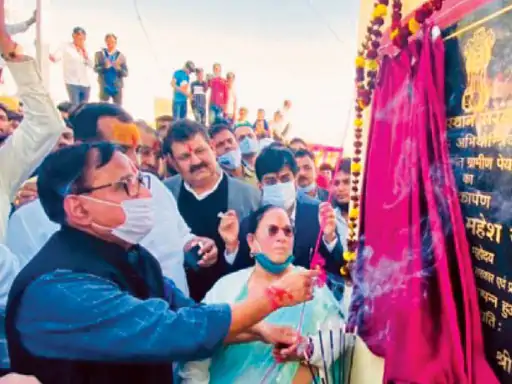 जोशी बोले-मंत्री बनने के बाद यह मेरा पहला लोकार्पण, कांग्रेस नेताओं ने कहा-अभी काम अधूरा, गांवों में पानी पहुंचा ही नहीं