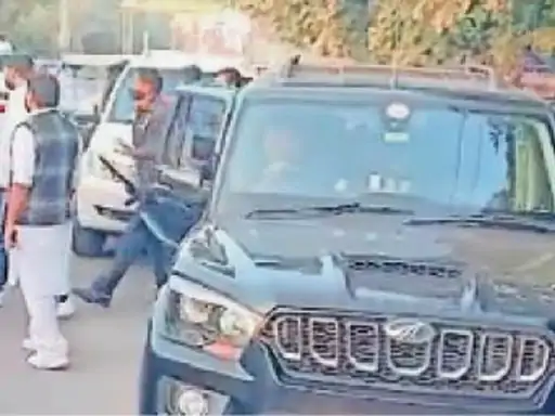 गैंगस्टर आनंदपाल का भाई मंजीत पाल सिंह अलवर जेल से रिहा हुआ, करीब एक दर्जन गाड़ियों का काफिला मंजीत पाल सिंह को लेने अलवर पहुंचा