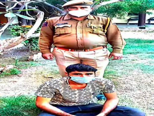 शातिर वाहन चोर गिरफ्तार CCTV फुटेज से हुई पहचान, घेराबंदी कर पकड़ा तो चोरी की बाइक भी मिली