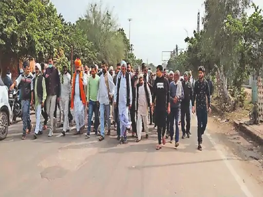 भाजपा किसान माेर्चा ने किया कलेक्ट्रेट पर प्रदर्शन फसल खराबे के मुआवजे की मांग काे लेकर किसानों  का प्रदर्शन, मुख्यमंत्री के नाम दिया ज्ञापन, दो दिन बाद जनूथर में करेंगे महापंचायत