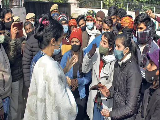 अलवर की बेटी को न्याय चाहिए अलवर में किशोरी से हैवानियत मामले की जांच सीबीआई को सौंपेगी राजस्थान सरकार; सीएम आवास पर हुई बैठक में फैसला