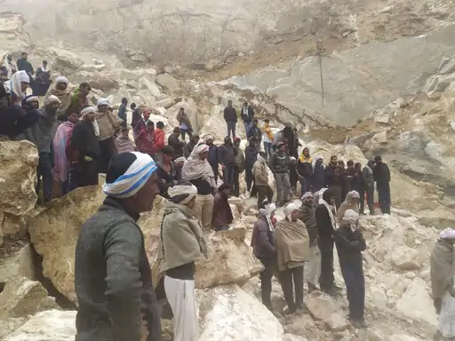800 फीट गहरी खान ढही चालक जेसीबी व डम्पर सहित दबा, मौके पर रेस्क्यू जारी, सुबह-सुबह हुआ हादसा