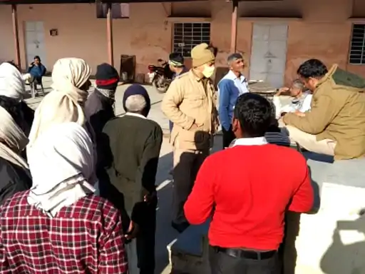लड़ते हुए खेत में घुस आए थे सांड, डेढ़ घंटे तक खेत में ही पड़ा रहा बुजुर्ग