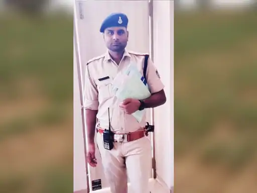 डकैत का वीडियो वायरल करने के आरोप में युवक गिरफ्तार मोबाइल में मिले पुलिस की वर्दी में फोटो, देशी कट्टा और कारतूस बरामद