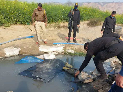 1000 लीटर अवैध हथकढ़ शराब को किया नष्ट, शराब बनाने वाले बदमाश फरार