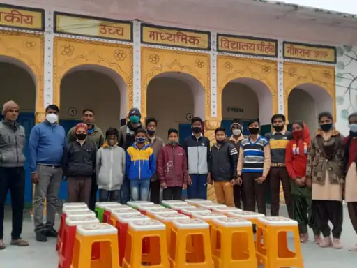गांव घीलोठ के सरकारी स्कूल की कंप्यूटर लैब के लिए भेंट किए 25 स्टूल